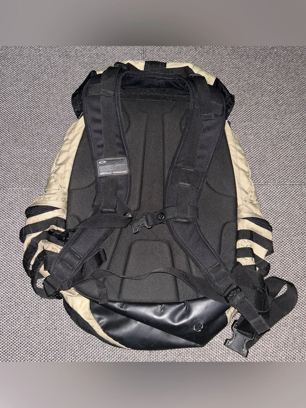 Rare Vintage Oakley Beige and Black Desert 2.0 Backpack